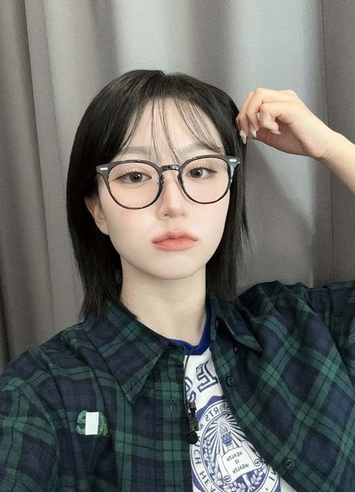 Kacamata bulat membuat boyish looks ala Haewon NMIXX semakin kece./ Foto: Twitter/NMIXX_official