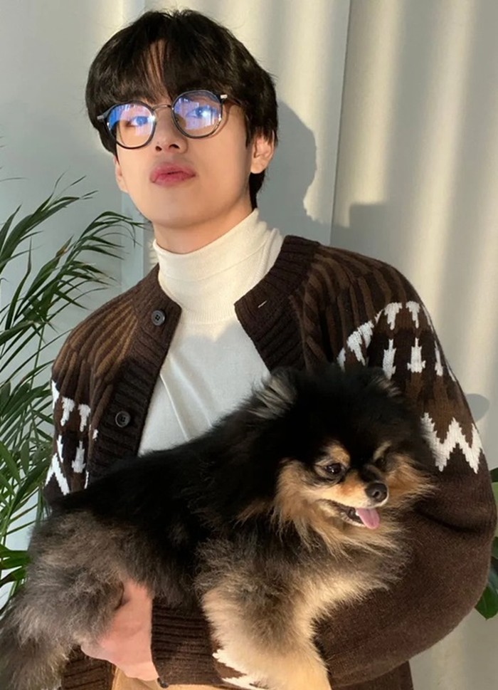 Kacamata bulat tak menutupi ketampanan wajah V BTS, tapi semakin menambah kharismanya./ Foto: Koreaboo