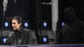 Kanye West Nongol 'Tanpa Muka' di Laga Inter Milan vs Atletico Madrid
