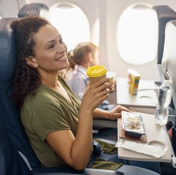 Susah Tidur saat Naik Pesawat? Ikuti 5 Tips agar Tidur Nyenyak di Pesawat