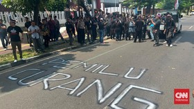 Massa Pendukung Ganjar Demo KPU Jateng Tuntut Pemilu Diulang