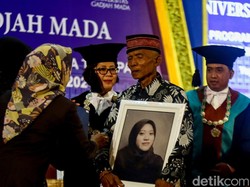 Tangis Haru Ortu Mahasiswi UGM Gantikan Wisuda Anaknya yang Meninggal