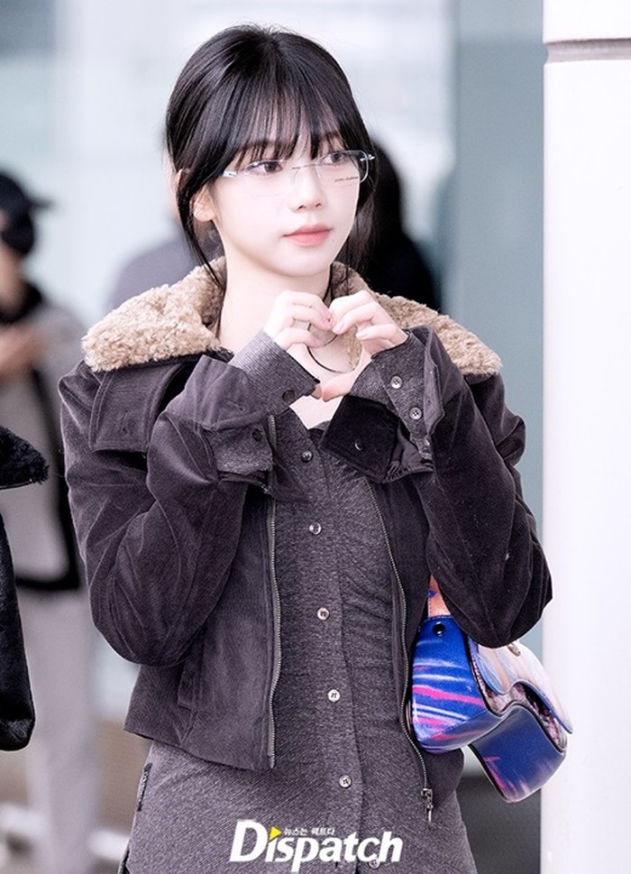 Penampilan Karina aespa dengan kacamata model rimless ini ramai disebut mirip karakter Shimizu Kiyoko dari anime Haikyuu lho, Beauties!/ Foto: Dispatch