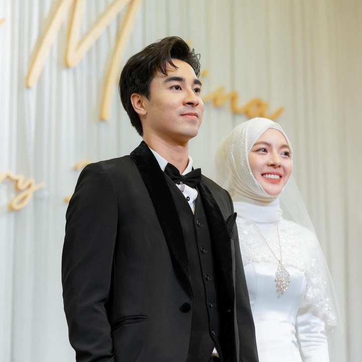 <p>Fifa Premanan terlihat gagah memakai setelan <em>tuxedo</em> hitam. Sementara itu, Deena tampil memesona dalam balutan busana pengantin Muslimah berwarna putih. (Foto: Instagram @fifa_premanan)</p>
