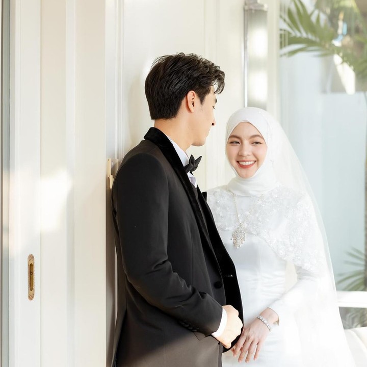 <p>Acara pernikahan digelar secara privat dan hanya dihadiri oleh keluarga serta kerabat dekat. Di hari bahagia itu, pasangan ini tampil mengenakan busana pengantin modern. (Foto: Instagram @fifa_premanan)</p>