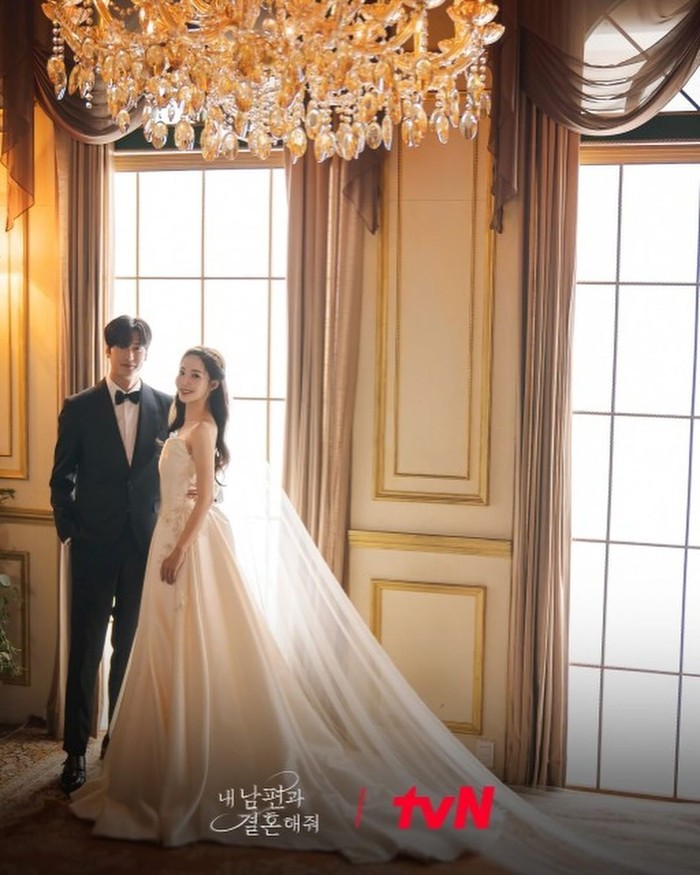 Pernikahan Na In Woo dan Park Min Young di drama 'Marry My Husband' ini disebut sebagai salah satu adegan pernikahan terbaik di drama Korea karena chemistry apik serta konsep mewah yang memaknai akhir dari kisah bahagia./ Foto: instagram.com/tvn_drama