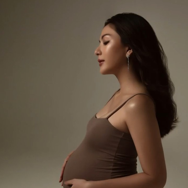 <p>Kulit Jessica yang terlihat <em>glowing</em> juga membuat fotonya tampak semakin memukau. Riasan wajah dan rambutnya ditata dengan sederhana oleh MUA Cherry Jessica dan <em>hairstylist</em> Tomi Njoo yang juga mendandani sang artis pada hari pernikahnnya. (Foto: Instagram @jscmila)</p>