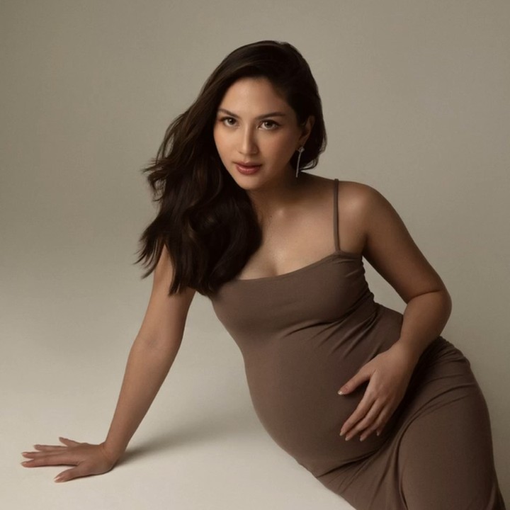 <p>Jessica juga mengganti kostumnya dengan gaun warna cokelat yang terlihat lebih <em>simple.</em> Pemilihan <em>outfit</em> Jessica diatur oleh fashion stylist Imelda Untoro yang pernah bekerjasama dengan Jessica saat melakukan upacara adat mambosuri. (Foto: Instagram @jscmila)</p>