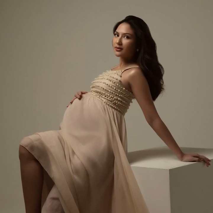 <p>Pada sesi pemotretan kali ini, Jessica Mila tampil memesona dengan gaun <em>sleeveless</em> berwarna <em>nude.</em> Ia berpose sambil memamerkan<em> baby bump</em> di perutnya. (Foto: Instagram @jscmila)</p>