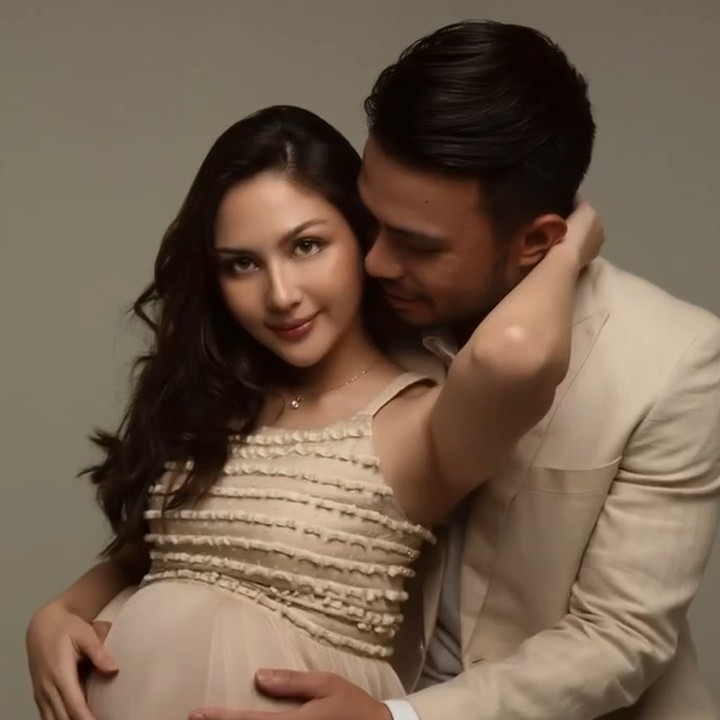 <p>Dalam unggahannya, Jessica Mila mengaku bahwa ia sudah tidak sabar menyambut kelahiran Si Kecil<em>. "Awaiting our bundle of joy</em>," tulis Jessica. (Foto: Instagram @jscmila)</p>