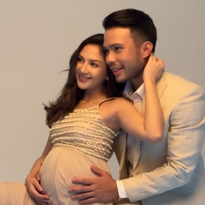 <p>Tak lama lagi, Jessica Mila dan Yakup Hasibuan akan segera menjadi orang tua. Mereka mengisi waktu dengan melakukan sesi <em>maternity shoot</em> di kehamilan Jessica Mila yang sudah mencapai trimester tiga. (Foto: Instagram @jscmila)</p>