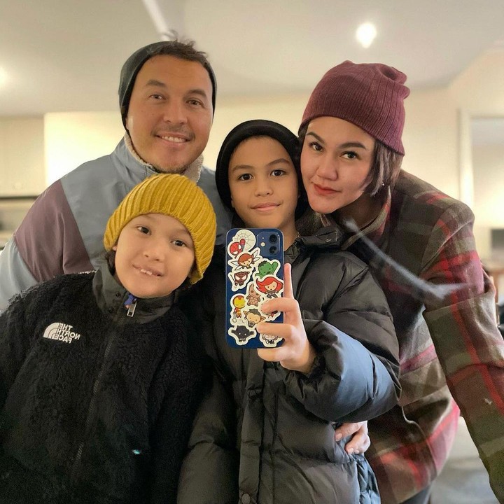 <p>Anak sulungnya, Mayka, kini sudah tumbuh besar dan genap berusia 10 tahun. Di usianya ini, Mayka sudah memperlihatkan berbagai macam hobi termasuk bermain bola. (Foto: Instagram: @syssio)</p>
