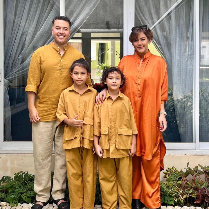 <p>Artis cantik Sissy Prescillia menikah dengan Rifat Sungkar pada tahun 2010, Bunda. Dari pernikahan ini, keduanya pun dikaruniai dua orang anak laki-laki. (Foto: Instagram: @syssio)</p>