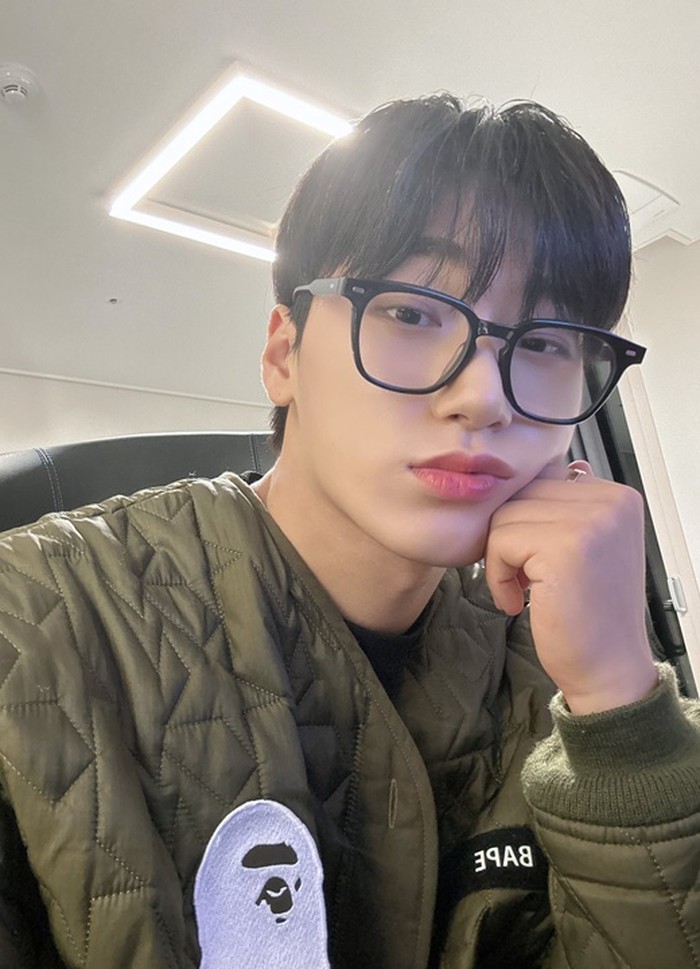 San ATEEZ memadukan jaket dan kacamata untuk menciptakan boyfriend look yang sempurna./ Foto: Twitter/ATEEZofficial