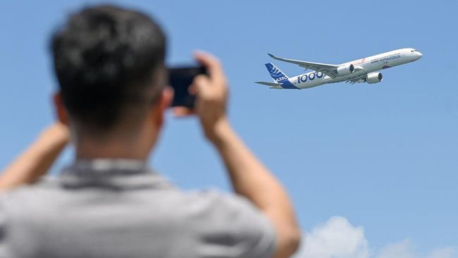An Airbus A350-1000 airplane flies past during the Singapore Airshow in Singapore on February 20, 2024. (Photo by Roslan RAHMAN / AFP)