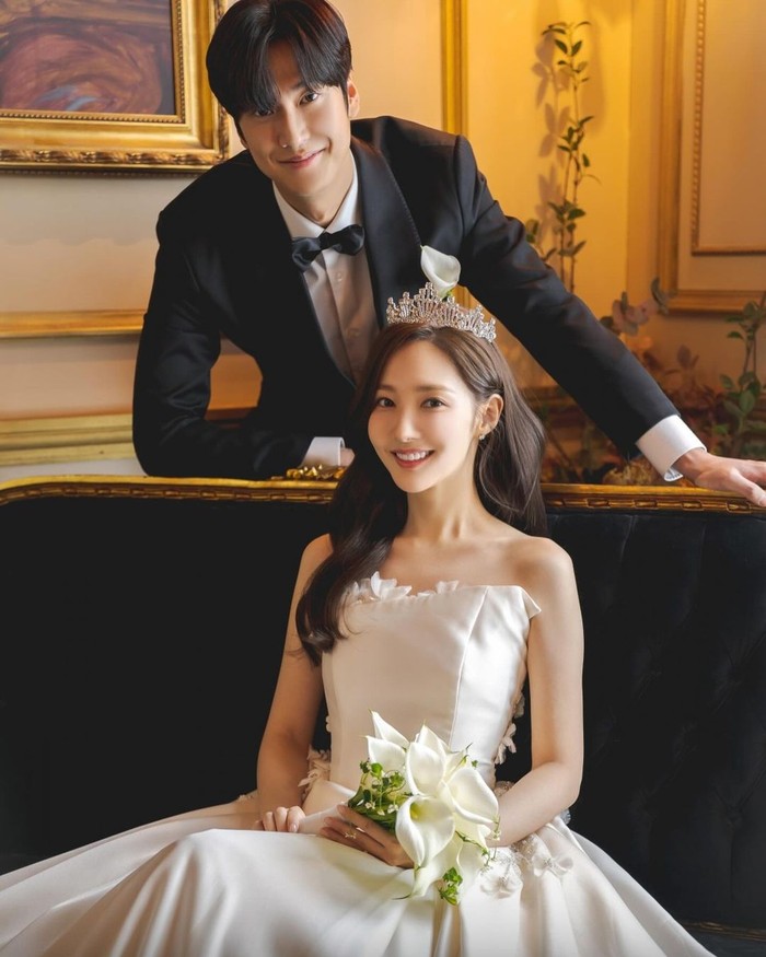 Tak bisa bersama di kehidupan pertamanya, karakter yang diperankan oleh Park Min Young dan Na In Woo tersebut menjalin kerjasama untuk melangsungkan balas dendam begitu kembali hidup ke masa lalu./ Foto: instagram.com/tvn_drama