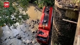 VIDEO: Truk BBM Terjun ke Sungai Glagah di Brebes, Sopir Tewas
