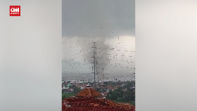 VIDEO: Penampakan Dahsyat Puting Beliung Jatinangor, Atap Beterbangan