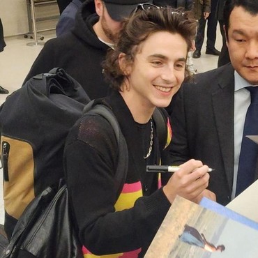 Timothee Chalamet Pukau Elle Fanning Lewat Nyanyian di Biopik Bob Dylan