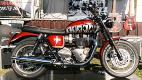 Triumph Bonneville T120s Bertema Elvis Presley Dilelang di AS