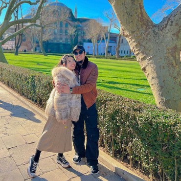 Lirik Lagu Hujan Kali Ini Mesra - Chevra Yolandi feat Via Vallen