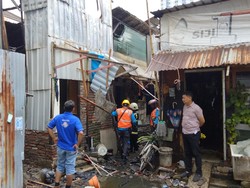 2 Rumah Semi Permanen di Surabaya Terbakar, Penghuni Dengar Ledakan
