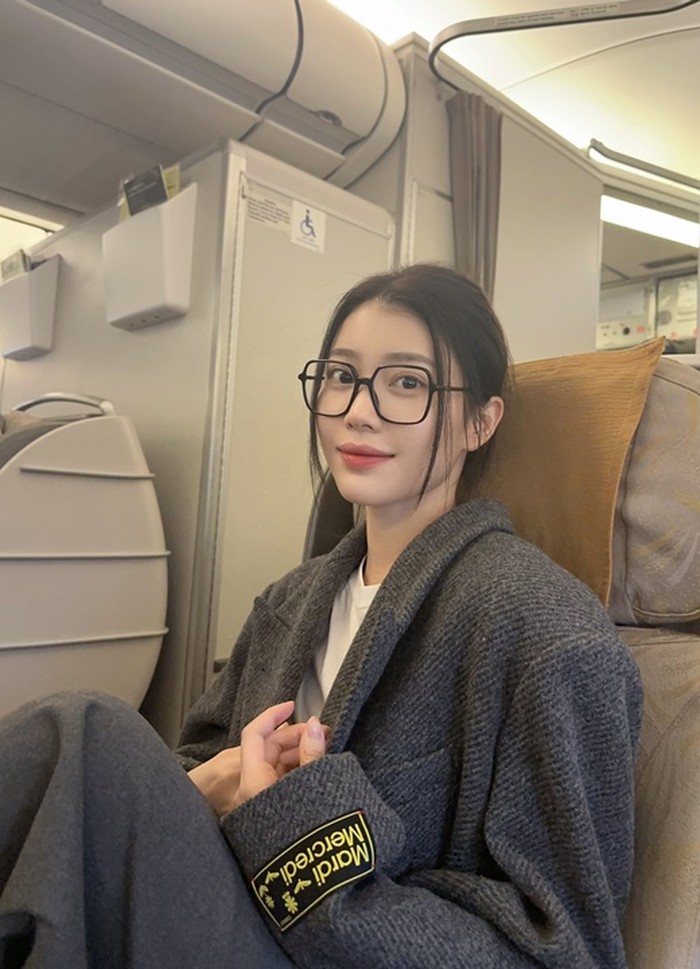 Xiaoting Kep1er memakai kacamata bingkai besar demi kenyamanan selama penerbangan panjang./ Foto: Twitter/official_kep1er