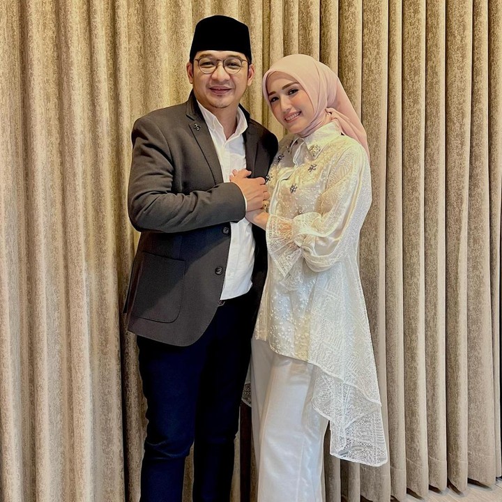 <p>Pasha Ungu dan Adelia juga berpeluang maju ke Senayan. Sigit Purnomo alias Pasha Ungu maju sebagai DPR lewat Partai Amanat Nasional (PAN) untuk Dapil DKI Jakarta III. Sementara itu, sang istri Adelia Wilhelmina juga mencalonkan diri sebagai DPRD DKI Jakarta untuk dapil DKI Jakarta 10. (Foto: Instagram @adeliapasha)</p>