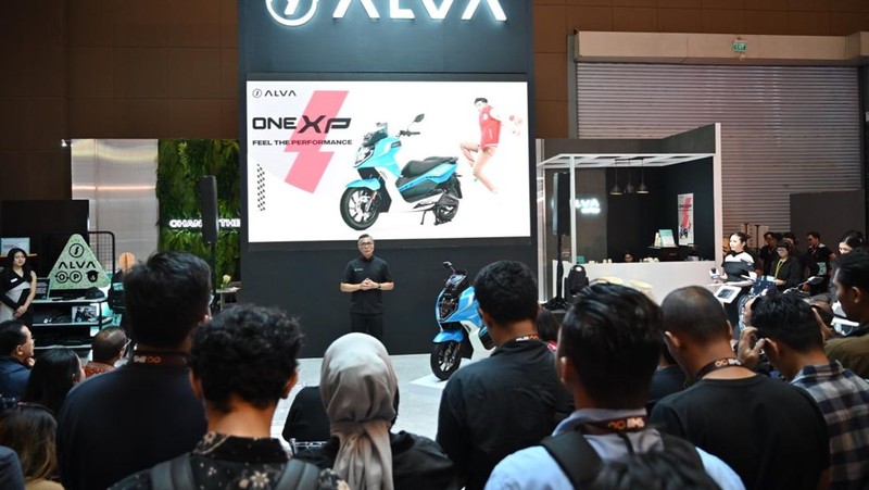 Merek lifestyle mobility solution ALVA membuka Indonesia International Motor Show (IIMS) 2024 dengan meluncurkan motor listrik ALVA One XP 