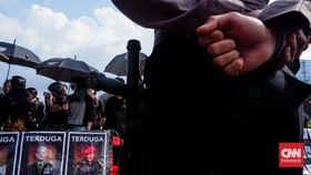 FOTO: Lantang Aksi Kamisan ke-806 Tuntut Adili Penjahat HAM di RI