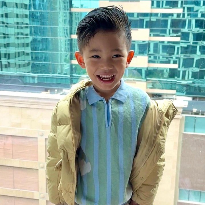 <p>Arthur sendiri sudah menarik perhatian netizen sejak lahir, Bunda. Bocah yang akan genap berusia 5 tahun itu memiliki gaya yang sangat <em>fashionable</em>. (Foto: Instagram: @arthurmiles.po)</p>