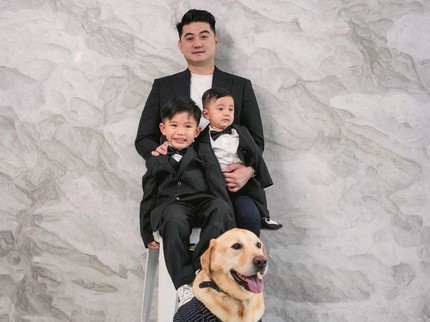 7 Potret Gaya Fashionable Arthur Miles Putra Chef Arnold, Mirip Oppa Korea Bun