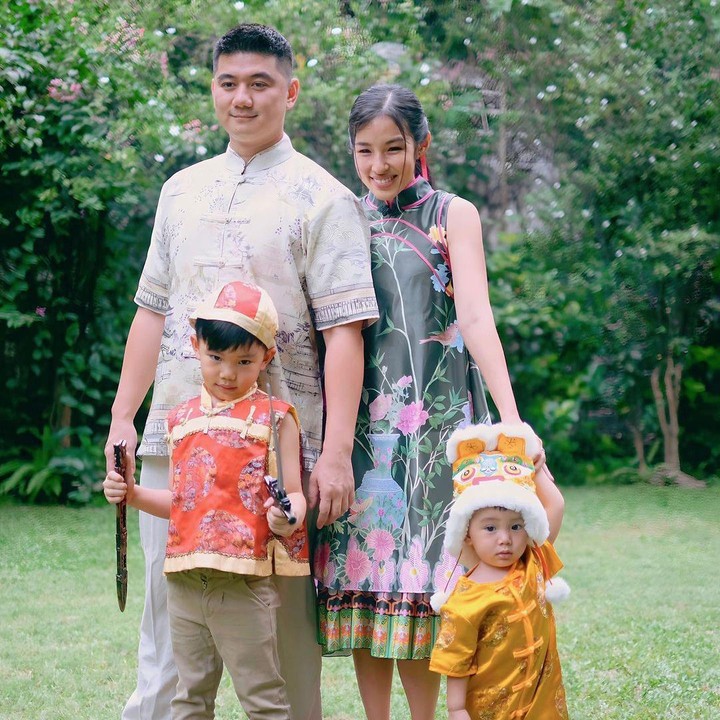<p>Chef Arnold menikah dengan Tiffany Soetanto pada tahun 2017, Bunda. Rumah tangga keduanya pun semakin bahagia dengan kehadiran dua orang anak laki-laki. (Foto: Instagram: @arthurmiles.po)</p>