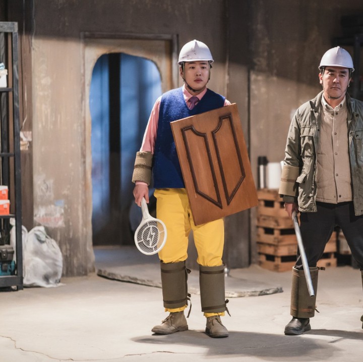 <p>Dalam misi menyelamatkan Min Ah yang terjebak dalam wujud nugget ayam, Sun Man dibantu Baek Joong untuk menemukan cara agar bisa bertemu kembali dengan putri tersayangnya. (Foto: Netflix)</p>