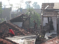 Warga Rancaekek Kesulitan Air Bersih Setelah Terjangan Puting Beliung