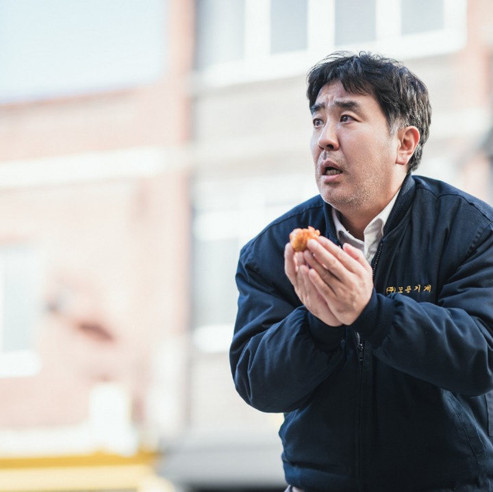 <p>Diperankan oleh Ryu Seung Ryong, Choi Sun Man berusaha mengembalikan putrinya, Min Ah, yang diperankan Kim Yoo Jung, yang secara ajaib berubah menjadi nugget ayam setelah memasuki mesin misterius. (Foto: Netflix)</p>