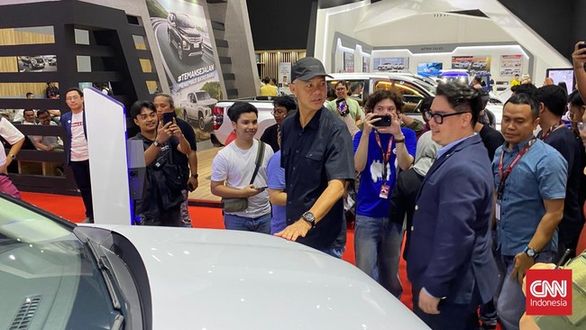 Ganjar Pranowo mengecek penjualan mobil di Indonesia International Motor Show (IIMS), dia bilang ingin tahu kondisinya saat stok habis di pasaran.