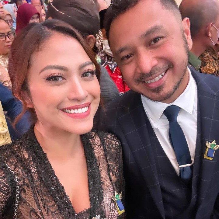 <p>Tak kalah kompak, pasangan ini juga ikut mencalonkan diri sebagai caleg. Giring Ganesha melalui Partai Solidaritas Indonesia (PSI) maju sebagai caleg DPR RI dari dapil Jawa Barat I meliputi Kota Bandung dan Cimahi. Istrinya, Cynthia Riza turut meramaikan persaingan sebagai caleg DPR RI dapil 5. (Foto: Instagram @cynthiaganesha)</p>