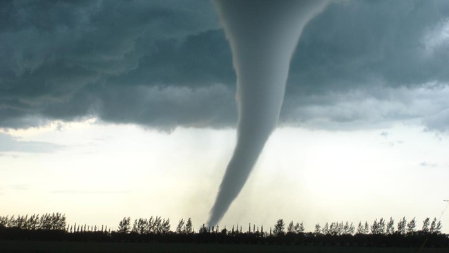 Sejumlah wilayah Amerika Serikat dari Midwest hingga Sentral dihantam tornado besar pada akhir pekan ini. Sejauh ini dilaporkan ada 17 orang tewas.