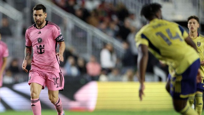 Aksi Lionel Messi melewati pemain yang sedang cedera dalam laga Inter Miami vs Real Salt Lake, Kamis (22/2), jadi sorotan.