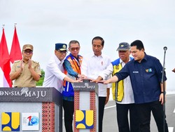 Jokowi Resmikan Akses Tol Makassar New Port, Menhub-Menteri PUPR Mendampingi