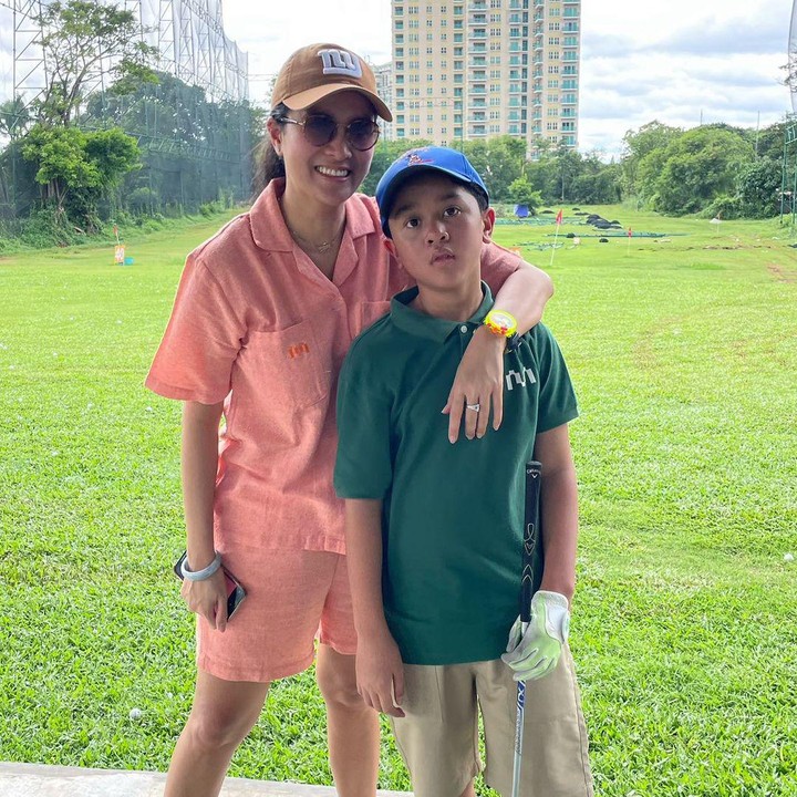 <p>Marcella dan Kana kerap menghabiskan waktu dengan mengunjungi area golf. Marcella bahkan mengajarkan putra sulungnya tentang postur tubuh yang baik saat bermain golf. <em>"Sundays Marshmate with my little twin. Teaching the next generation the art of the swing,"</em> ucapnya. (Foto: Instagram @marcella.zalianty)</p>