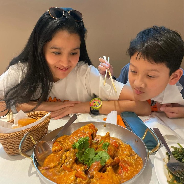 <p>Ketika sedang jalan-jalan, Marcella juga kerap mengajak Kana berwisata kuliner, nih. <em>"Food for life</em>!" kata Marcella. (Foto: Instagram @marcella.zalianty)</p>
