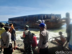 Caleg PKS Tarik Bantuan dari Masjid hingga Kapal Hantu Terdampar