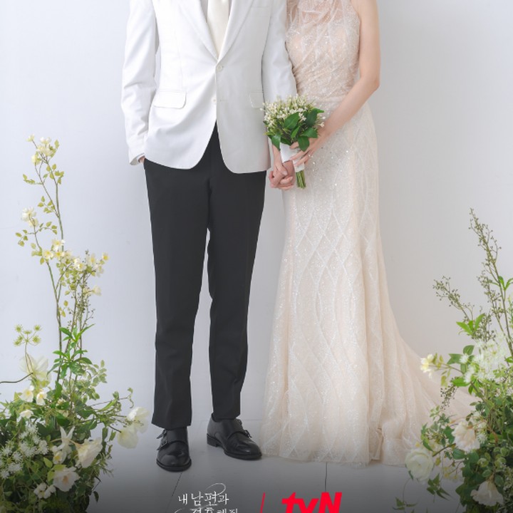 <p>Keduanya serasi mengenakan warna gaun dan jas yang <em>matching</em> dan menampilkan kecerahan dengan senyuman di wajah masing-masing. (Foto: tvN)</p>
