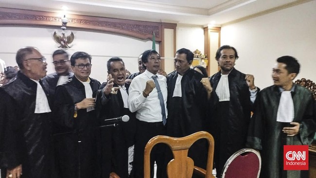 Eks Rektor Udayana I Nyoman Gede Antara berharap bisa kembali ke dunia pendidikan usai divonis bebas hakim Pengadilan Tipikor Denpasar.