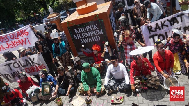 Koordinator aksi Sigit Sugito mengklaim unjuk rasa diikuti berbagai kelompok masyarakat yang turun ke jalan di depan Istana Kepresidenan Yogyakarta.