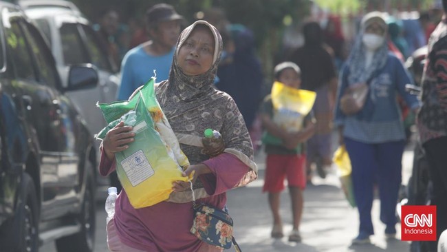 FOTO: Operasi Pasar Murah, Warga Bekasi Utara Antusias Beli Beras SPHP