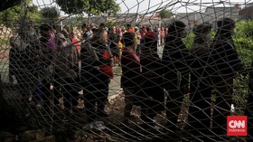 FOTO: Operasi Pasar Murah, Warga Bekasi Utara Antusias Beli Beras SPHP
