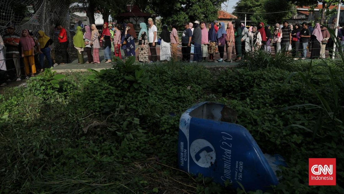 FOTO: Operasi Pasar Murah, Warga Bekasi Utara Antusias Beli Beras SPHP